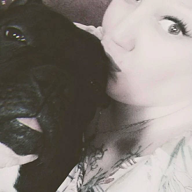 Pinpin participe au concours pour gagner de l'argent avec cette photo : black_hair, carnivore, companion_dog, cool, dog, dog_breed, ear, eye_liner, eyelash, flash_photography, gesture, happy, iris, jaw, lip, long_hair, mouth, nose, selfie, working_animal