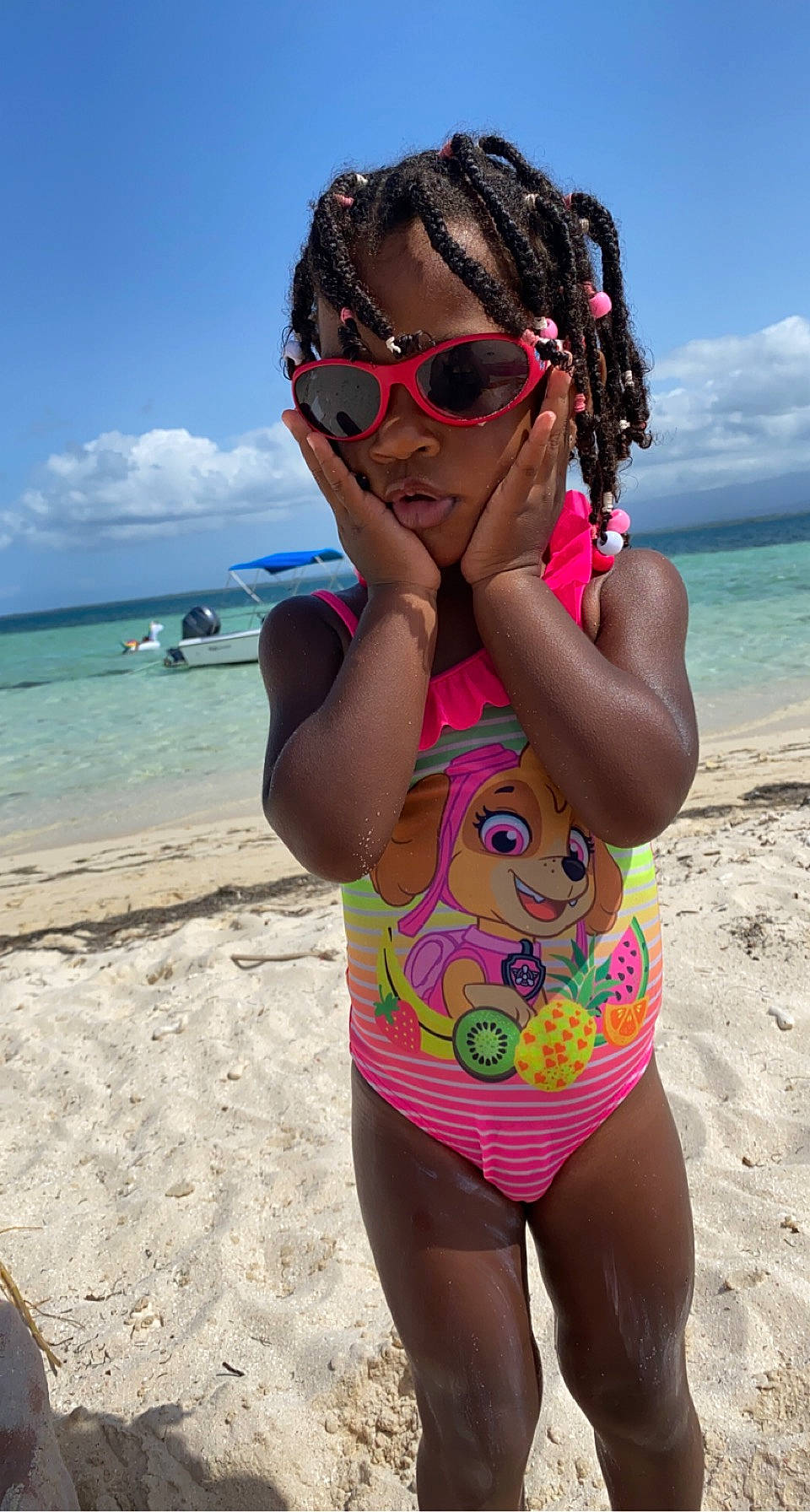 Shayana participe au concours pour gagner de l'argent avec cette photo : beach, blue, cloud, cool, eyewear, fun, goggles, hairstyle, happy, headgear, human, leisure, neck, people_on_beach, person, shoulder, sky, swimwear, travel, vision_care