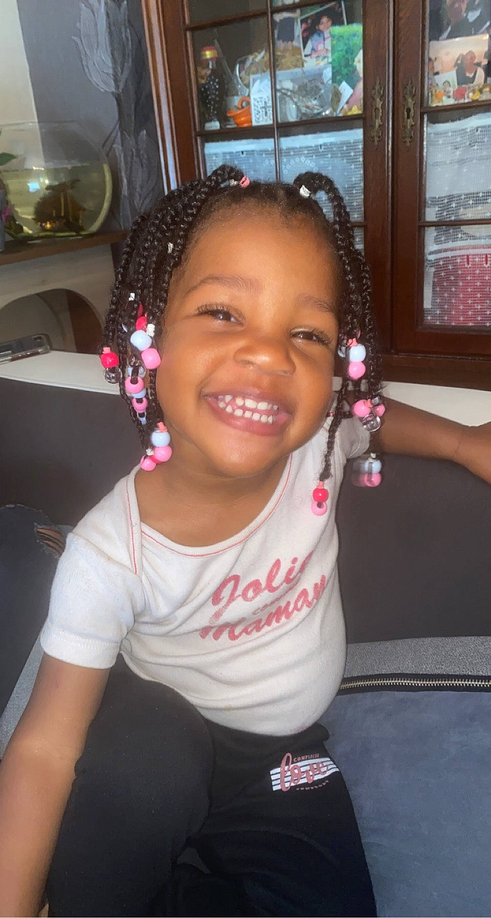 Shayana a rejoint le concours — aidez-le/la à gagner de superbes lots ! audio_equipment, black_hair, blurred, cheek, child, chin, cool, ear, eyebrow, eyelash, forehead, fun, hair, happy, joy, lip, mouth, neck, nose, person