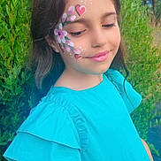 Adriana participe au concours pour gagner de l'argent avec cette photo : child, girl, face_paint, flower_paint, heart_paint, blue_dress, outdoor, greenery, smile, portrait, nature, summer, happy, young, cute, fashion, beauty, skin, person, posing