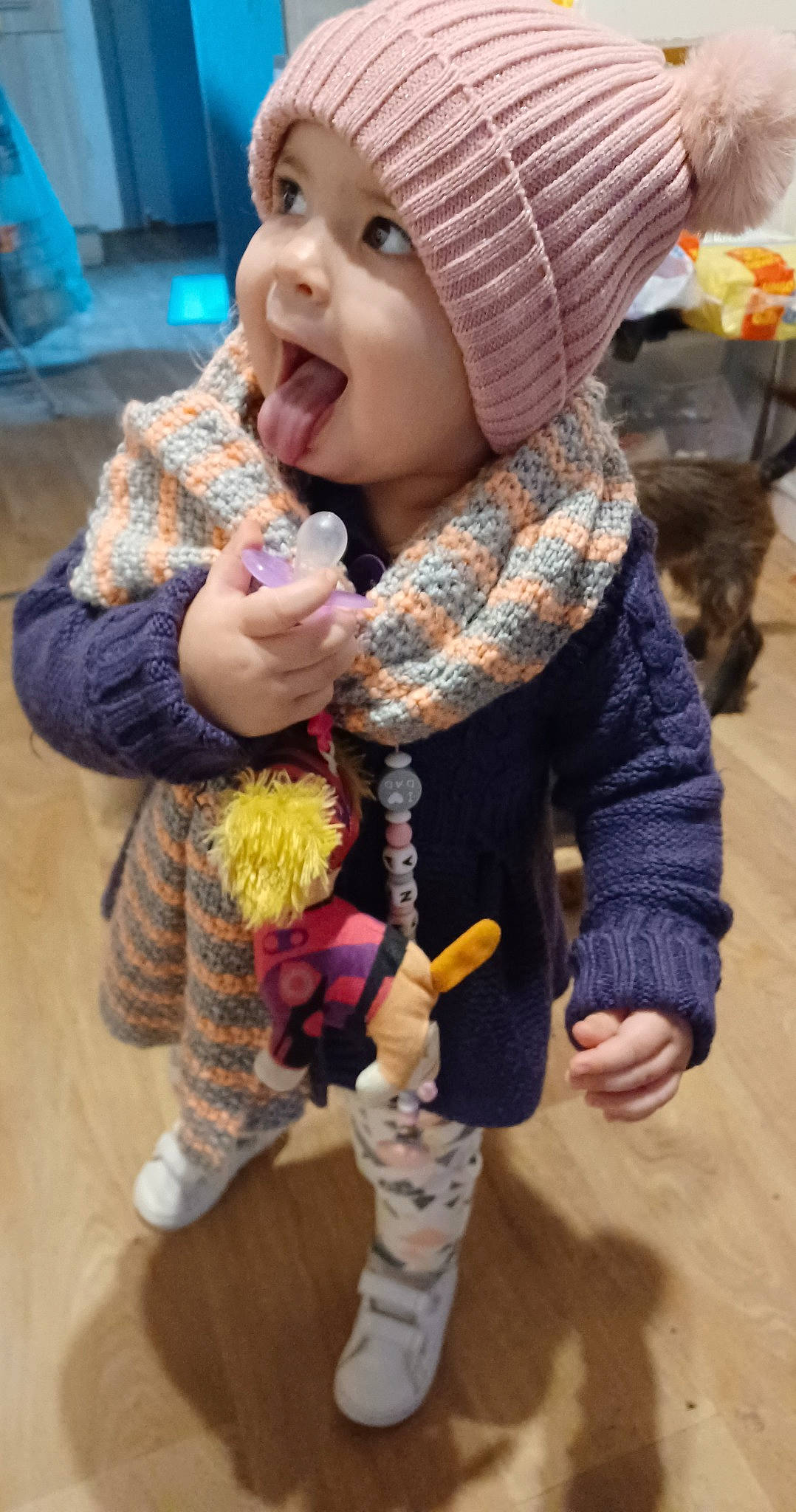 Eleana a rejoint le concours — aidez-le/la à gagner de superbes lots ! baby, baby_toddler_clothing, cap, child, creative_arts, fashion_accessory, fun, happy, headwear, outerwear, pattern, people, person, shawl, skin, sleeve, smile, textile, thumb, toddler