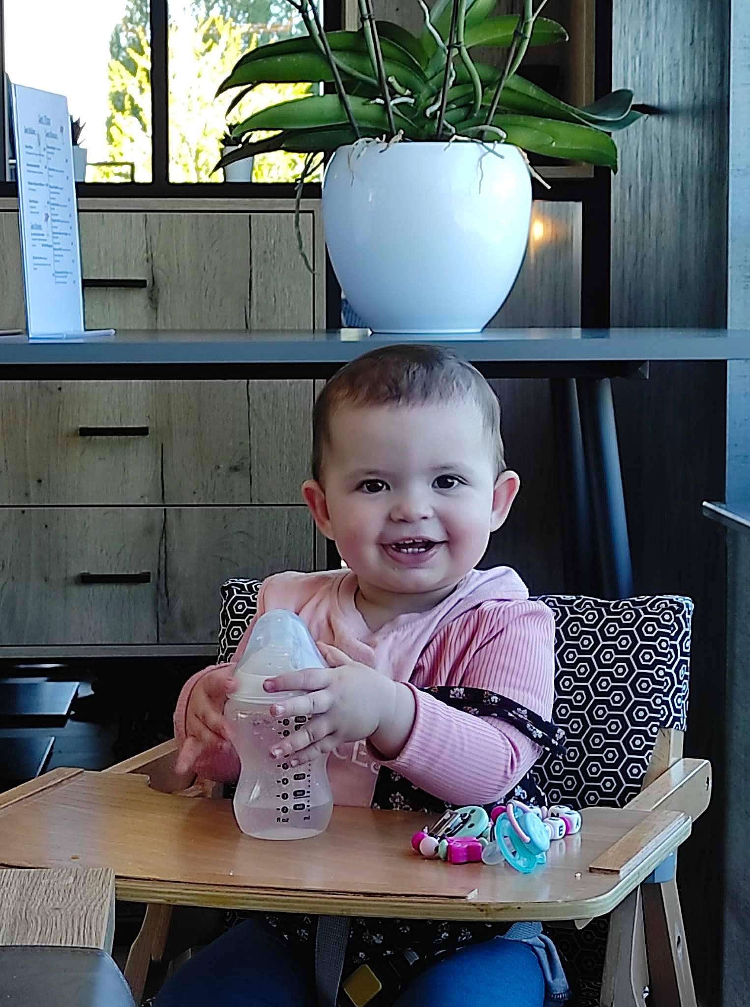 éléana a rejoint le concours — aidez-le/la à gagner de superbes lots ! baby, baby_toddler_clothing, chair, child, flowerpot, fun, furniture, hairstyle, happy, houseplant, joy, person, plant, product, sitting, skin, smile, standing, table, tableware