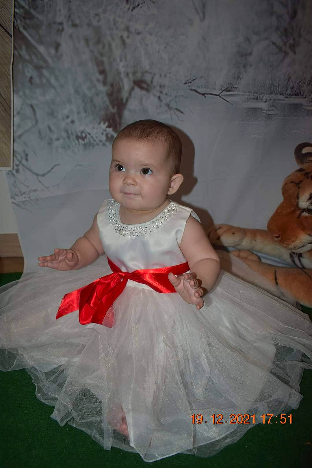 éléana a rejoint le concours — aidez-le/la à gagner de superbes lots ! baby_toddler_clothing, bridal_accessory, bridal_clothing, bridal_party_dress, child, day_dress, dress, embellishment, facial_expression, flash_photography, formal_wear, gown, happy, headpiece, iris, people, person, ruffle, skin, toddler