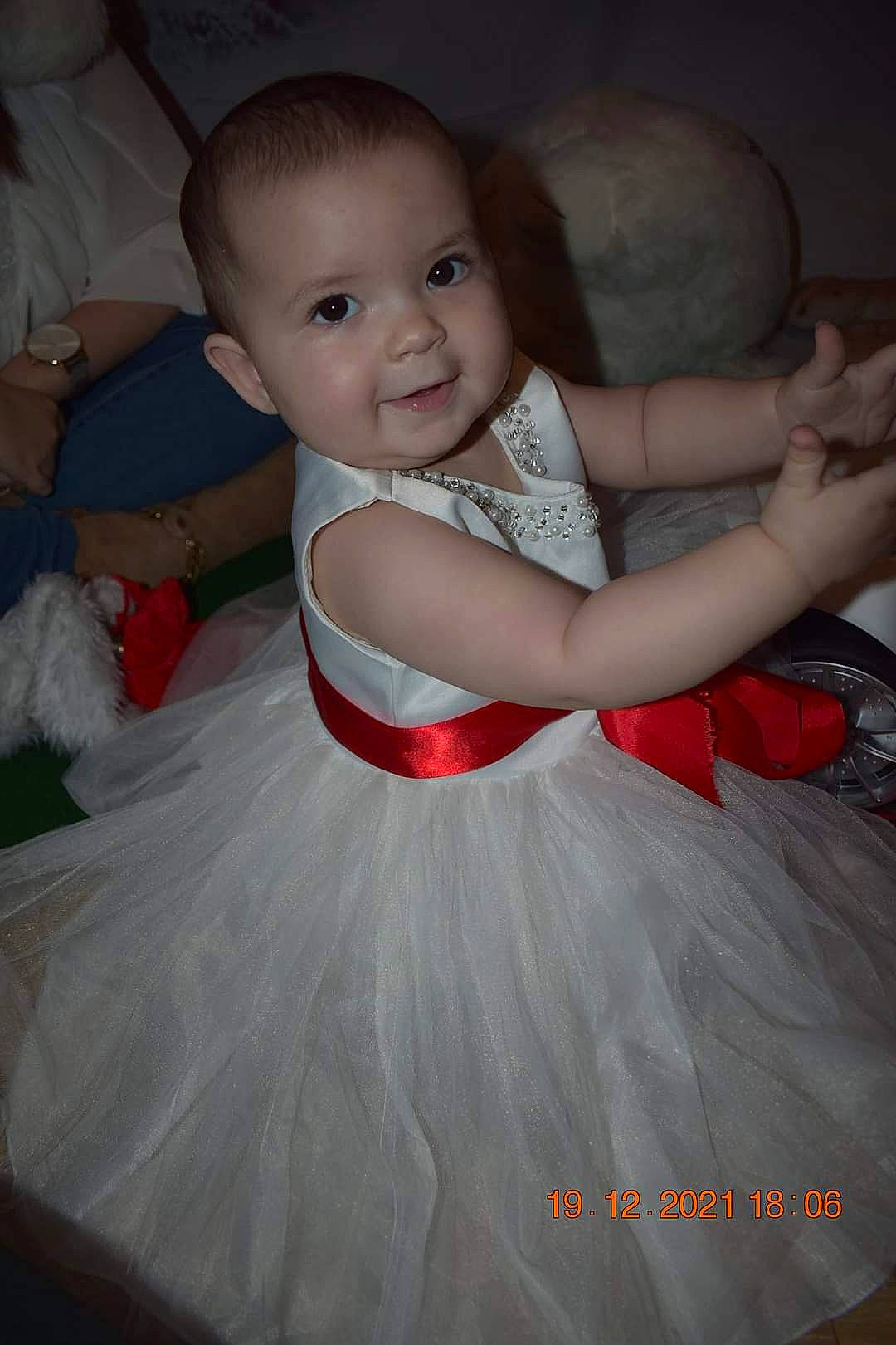 éléana a rejoint le concours — aidez-le/la à gagner de superbes lots ! baby, baby_toddler_clothing, ballet_tutu, child, day_dress, dress, event, face, flash_photography, flooring, formal_wear, hairstyle, happy, iris, person, pink, shoulder, skin, smile, toddler