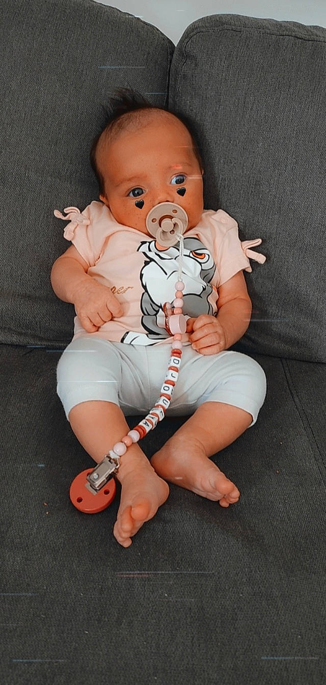 Djoulya a rejoint le concours — aidez-le/la à gagner de superbes lots ! abdomen, baby, baby_toddler_clothing, cheek, comfort, eye, finger, hand, head, iris, knee, lap, leg, mouth, person, pink, skin, stomach, textile, thigh