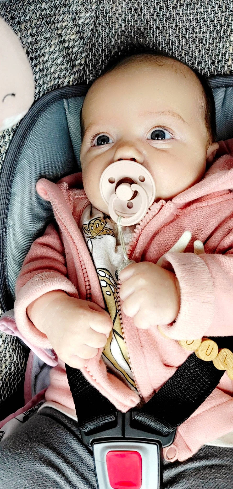 Djoulya a rejoint le concours — aidez-le/la à gagner de superbes lots ! baby, baby_products, baby_sleeping, baby_toddler_clothing, cheek, child, comfort, event, eye, finger, gesture, happy, linens, mouth, nail, person, pink, service, skin, thumb