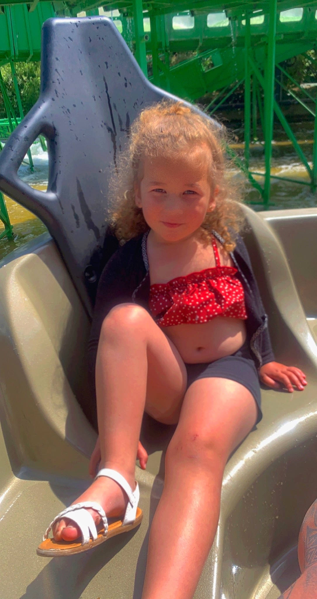 Mahina a rejoint le concours — aidez-le/la à gagner de superbes lots ! automotive_design, automotive_exterior, beauty, bumper, car, facial_expression, fun, hood, human_leg, leisure, motor_vehicle, person, photograph, pink, recreation, skin, summer, swimwear, thigh, toddler