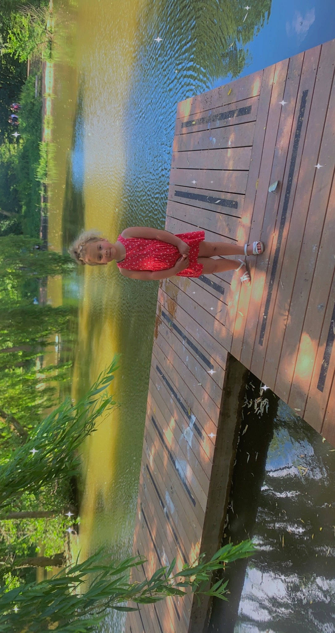 Mahina participe au concours pour gagner de l'argent avec cette photo : aquatic_plant, automotive_wheel_system, beak, body_of_water, fish, grass, joy, lake, landscape, leisure, person, plant, reflection, sunlight, tail, terrestrial_plant, tree, water, water_feature, wheel