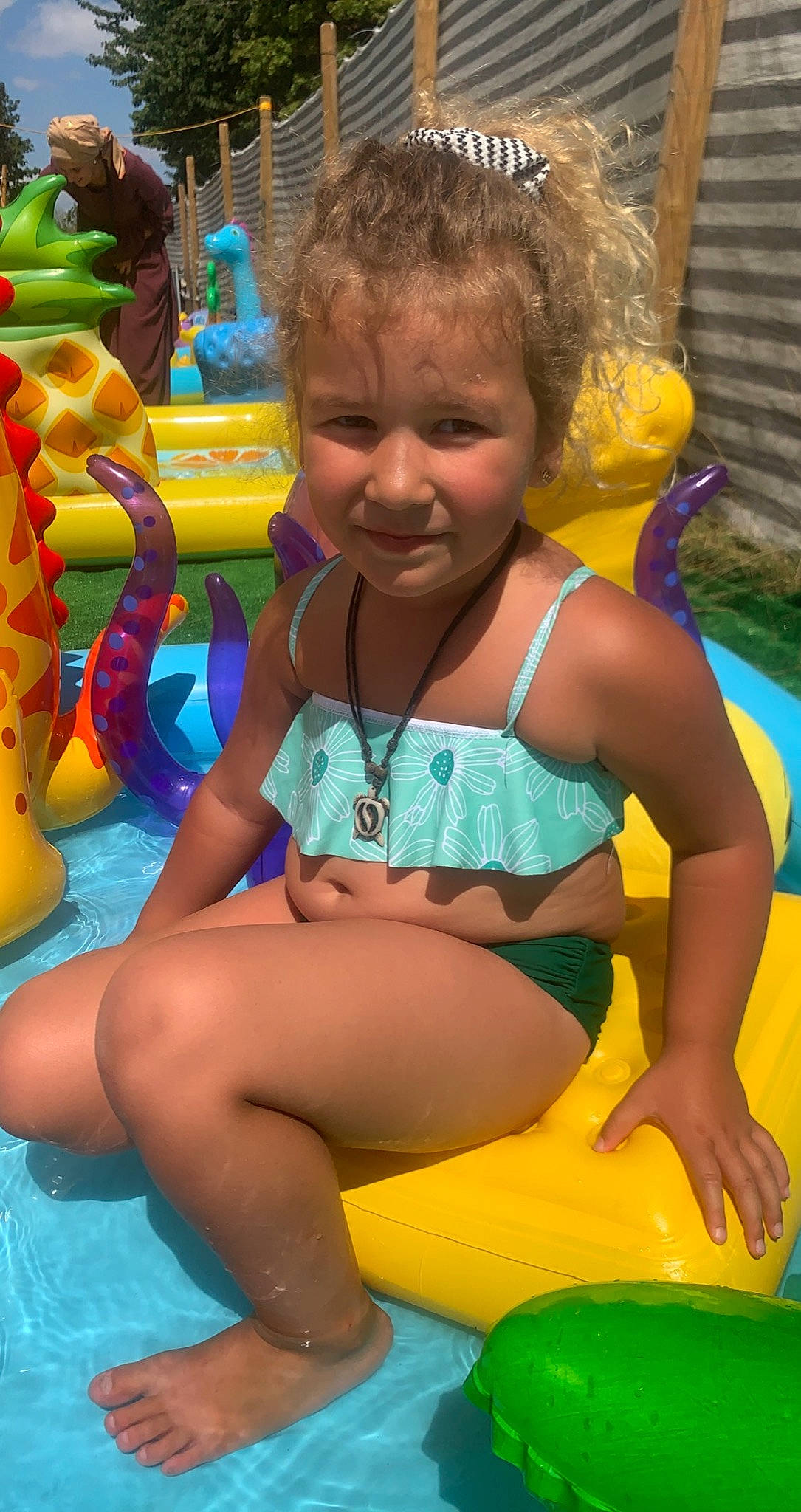 Mahina participe au concours pour gagner de l'argent avec cette photo : aqua, body_of_water, child, face, facial_expression, fun, green, happy, human_leg, leg, leisure, organ, person, photograph, recreation, smile, snapshot, summer, thigh, toddler