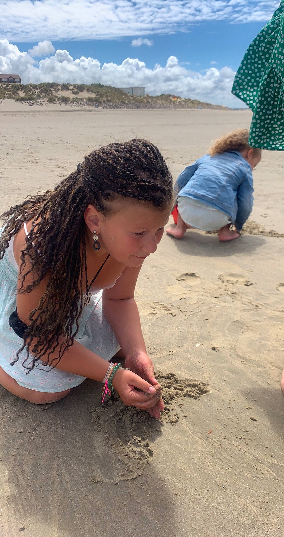 Hanaë participe au concours pour gagner de l'argent avec cette photo : arm, beach, body_of_water, cloud, fun, hand, human, human_body, leg, leisure, mammal, morning, natural_environment, nature, people, people_in_nature, people_on_beach, person, sand, sky