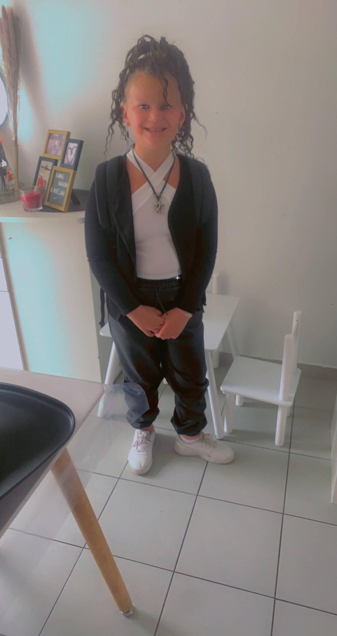 Hanaë a rejoint le concours — aidez-le/la à gagner de superbes lots ! chair, clothing, dress, eyewear, face, fashion_design, floor, flooring, hair, head, human_body, joy, knee, leg, neck, person, shoulder, sleeve, smile, thigh