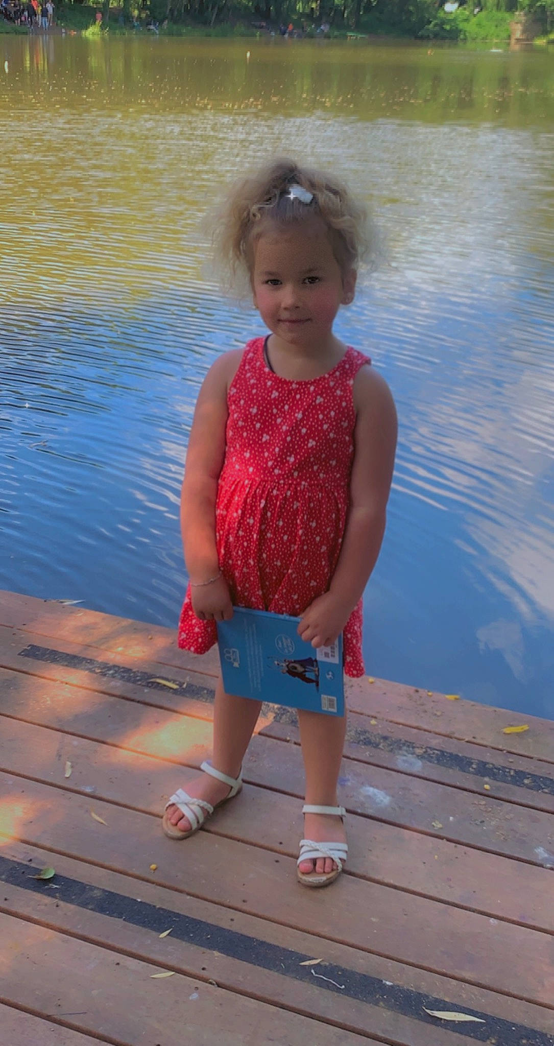 Hanaë participe au concours pour gagner de l'argent avec cette photo : aqua, baby_toddler_clothing, blue, dress, eye, facial_expression, fun, hairstyle, happy, lake, leg, leisure, person, skin, standing, sunglasses, textile, thigh, toddler, water