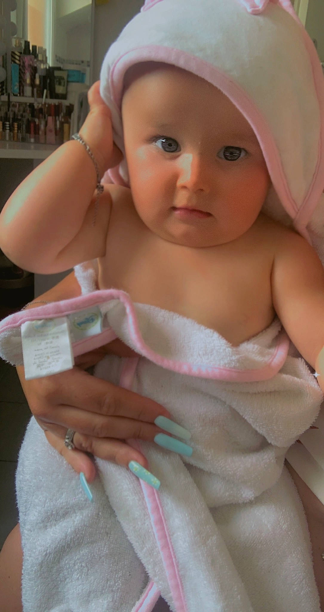 Noëlani a rejoint le concours — aidez-le/la à gagner de superbes lots ! baby, baby_products, baby_safety, baby_toddler_clothing, beauty, cap, cheek, eyebrow, eyelash, face, finger, gesture, hand, happy, headwear, lip, person, pink, skin, smile