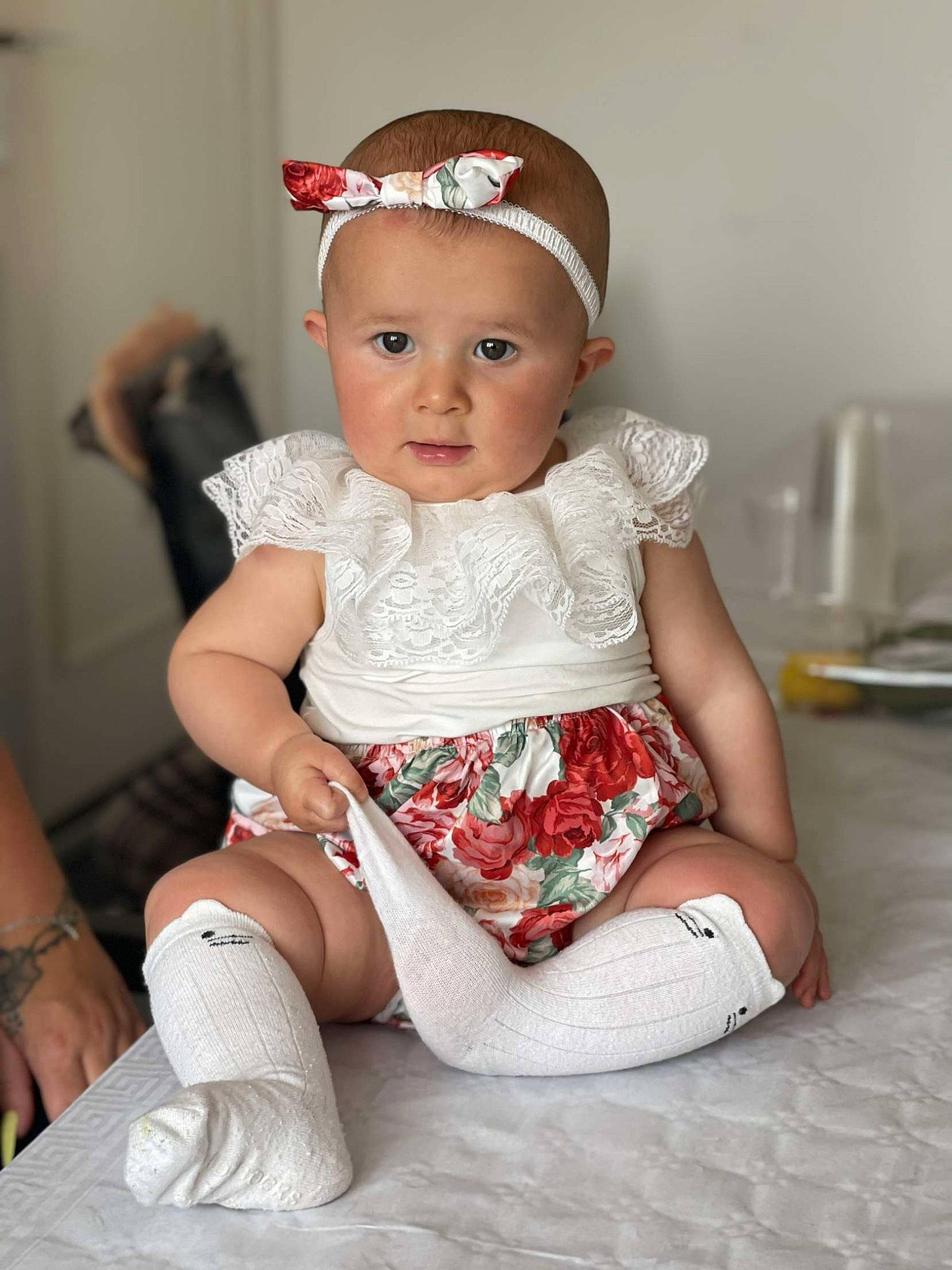 Noëlani a rejoint le concours — aidez-le/la à gagner de superbes lots ! baby, baby_toddler_clothing, cap, child, embellishment, flash_photography, headband, human_leg, jewellery, knee, lap, leg, lip, person, pink, skin, sleeve, sock, tableware, thigh