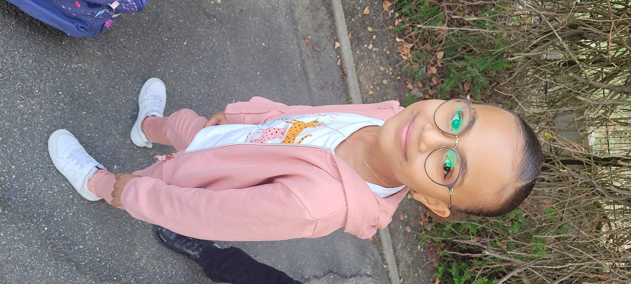 Dhylia participe au concours pour gagner de l'argent avec cette photo : baby, child, eyewear, finger, fun, grass, human_leg, jewellery, joint, joy, knee, leisure, people_in_nature, person, pink, recreation, sitting, soil, thigh, toddler