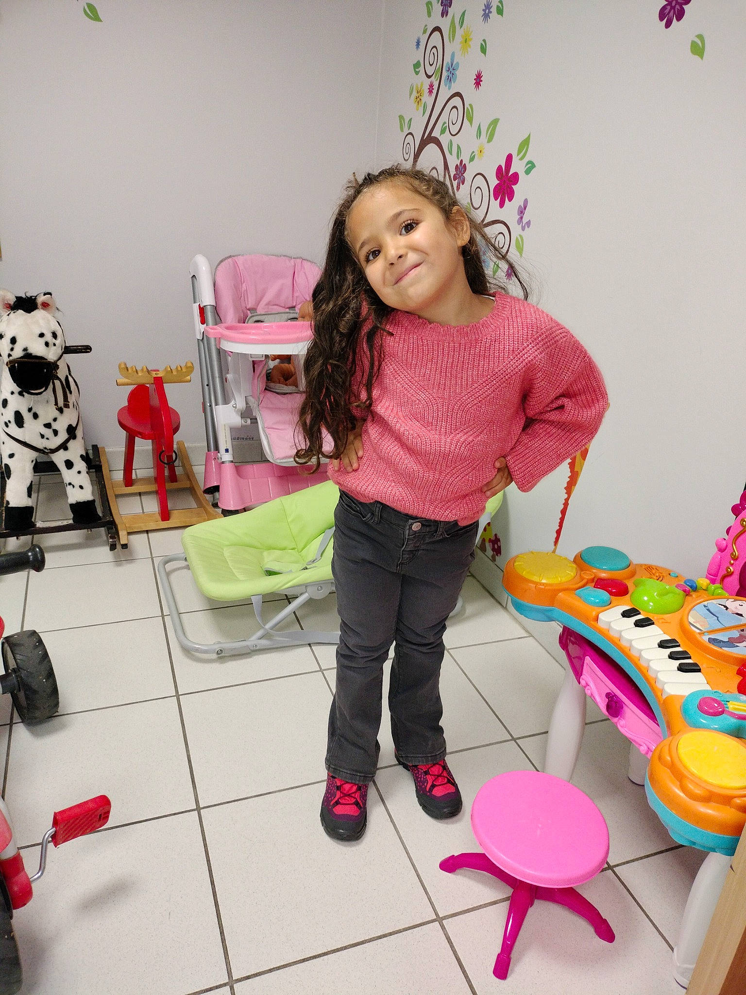 Néssryne participe au concours pour gagner de l'argent avec cette photo : bag, beauty, chair, child, event, fashion_design, flooring, fun, hair, happy, joy, leisure, luggage_and_bags, magenta, pattern, person, pink, room, sleeve, smile