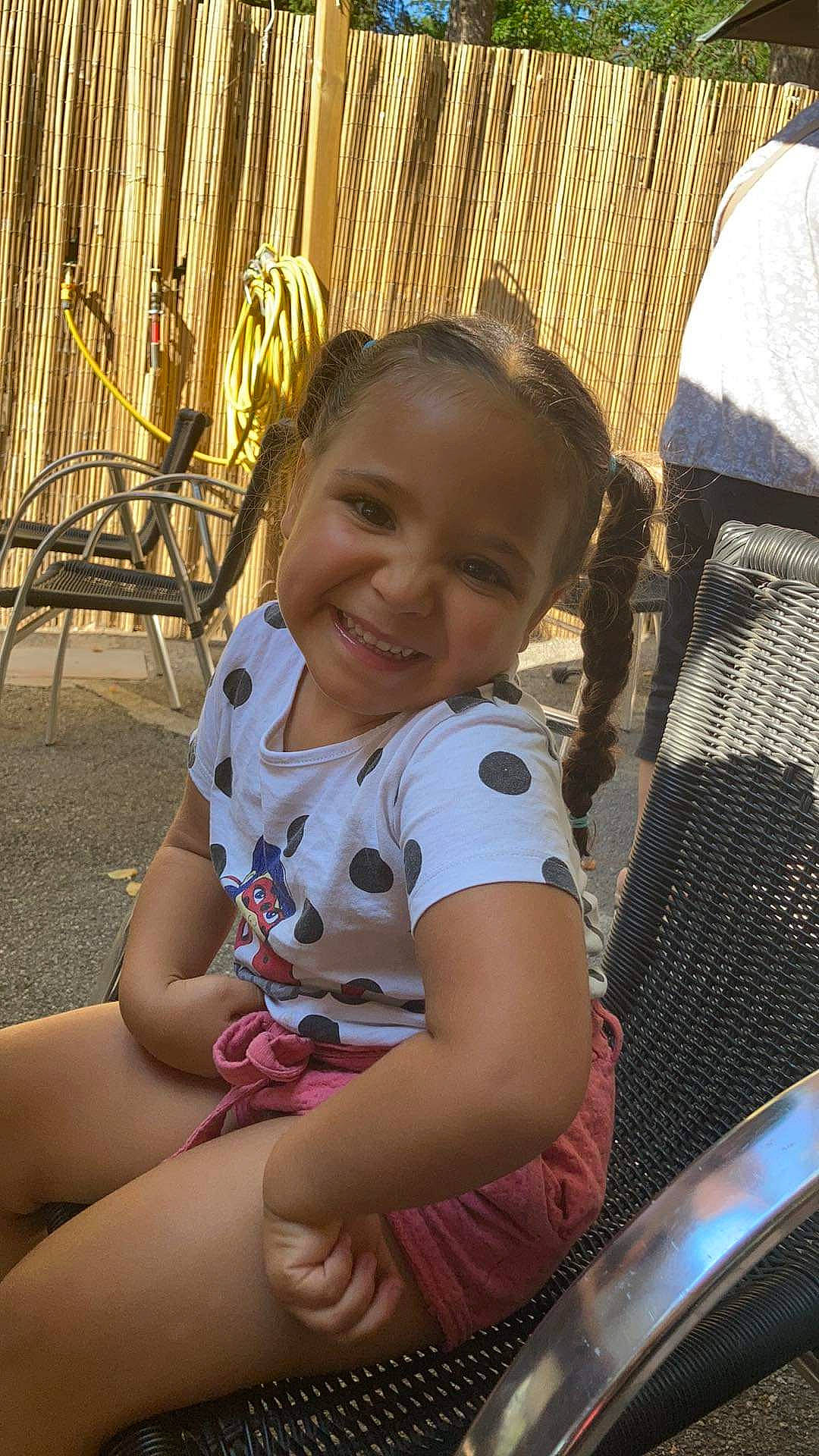 Néssryne a rejoint le concours — aidez-le/la à gagner de superbes lots ! chair, child, eye, fun, grass, happy, human_leg, iris, joy, leisure, pattern, person, recreation, sitting, skin, smile, t_shirt, thigh, toddler, travel