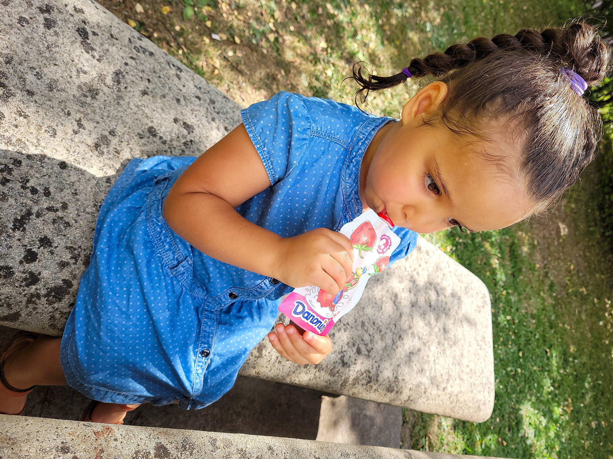Néssryne a rejoint le concours — aidez-le/la à gagner de superbes lots ! adaptation, arm, child, electric_blue, facial_expression, fun, grass, grass_family, happy, leaf, leisure, people, people_in_nature, person, plant, play, sitting, skin, toddler, tree