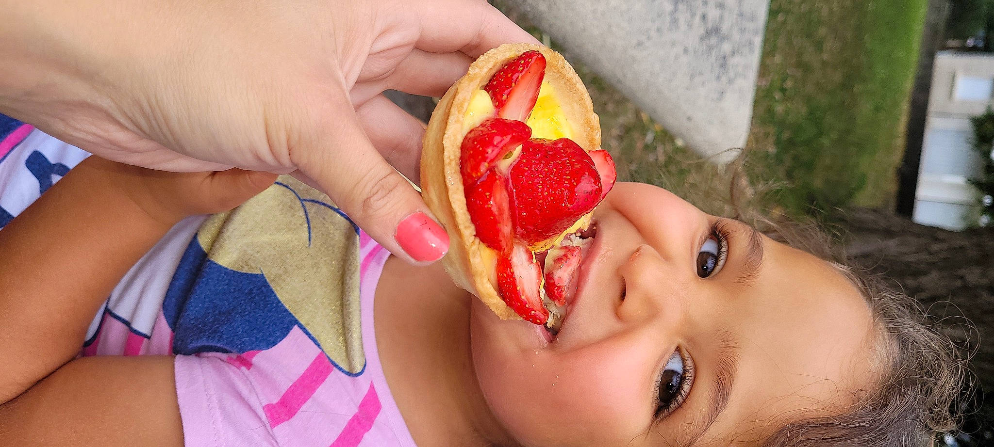 Néssryne participe au concours pour gagner de l'argent avec cette photo : cuisine, dish, dress, eyelash, finger, food, fruit, gesture, hand, happy, human_body, jaw, joy, lip, mouth, nail, person, plant, recipe, red