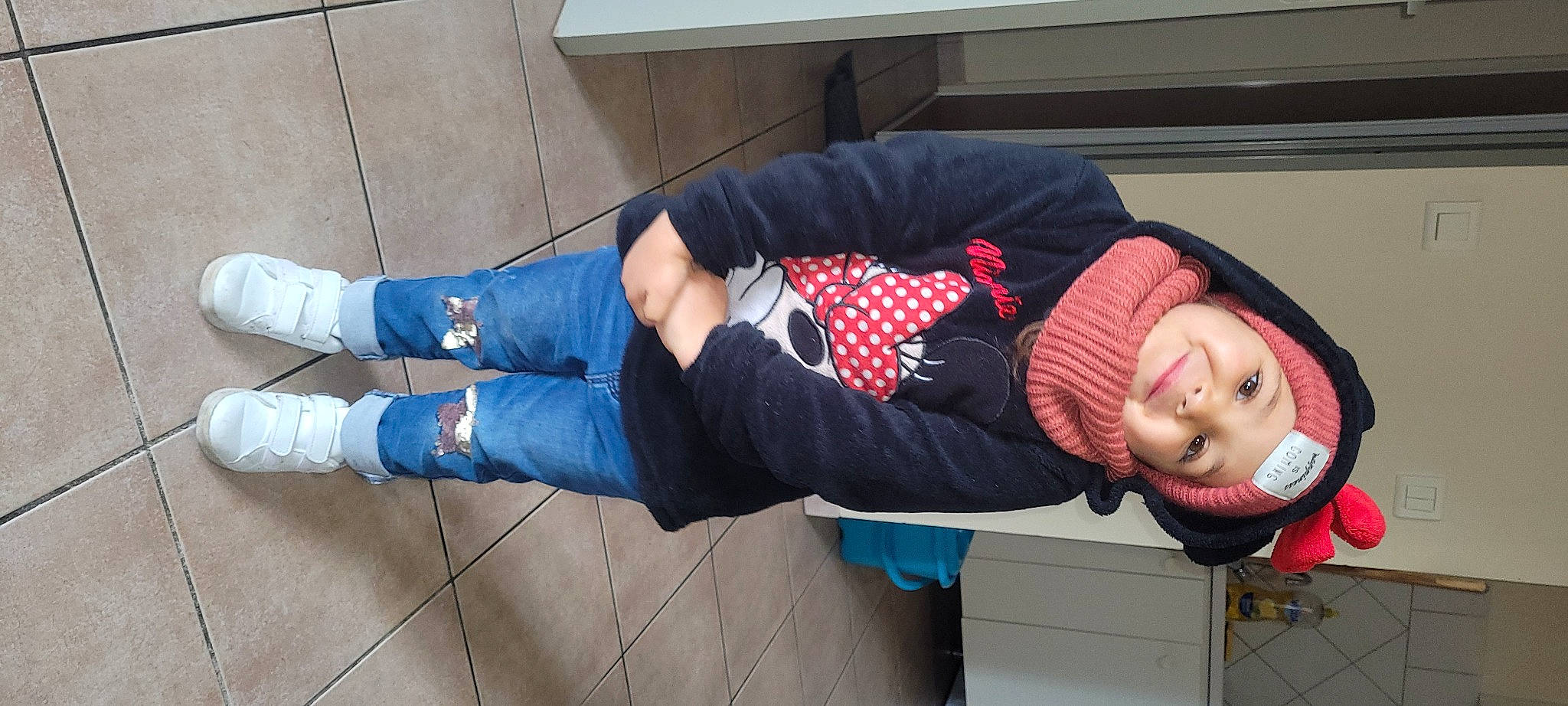 Néssryne participe au concours pour gagner de l'argent avec cette photo : beanie, boot, carmine, costume, denim, electric_blue, eyewear, foot, fun, headwear, human_leg, joint, joy, knee, leg, pattern, person, plaid, sitting, sock