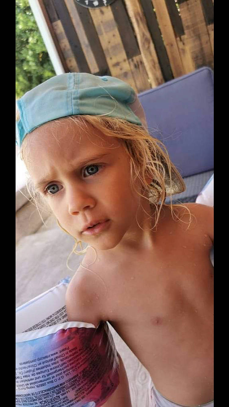 Meryl participe au concours pour gagner de l'argent avec cette photo : blond, brown_hair, cap, child, chin, close_up, electric_blue, eye, eyebrow, eyelash, fashion_accessory, flash_photography, fun, happy, head, headpiece, headwear, iris, lip, person