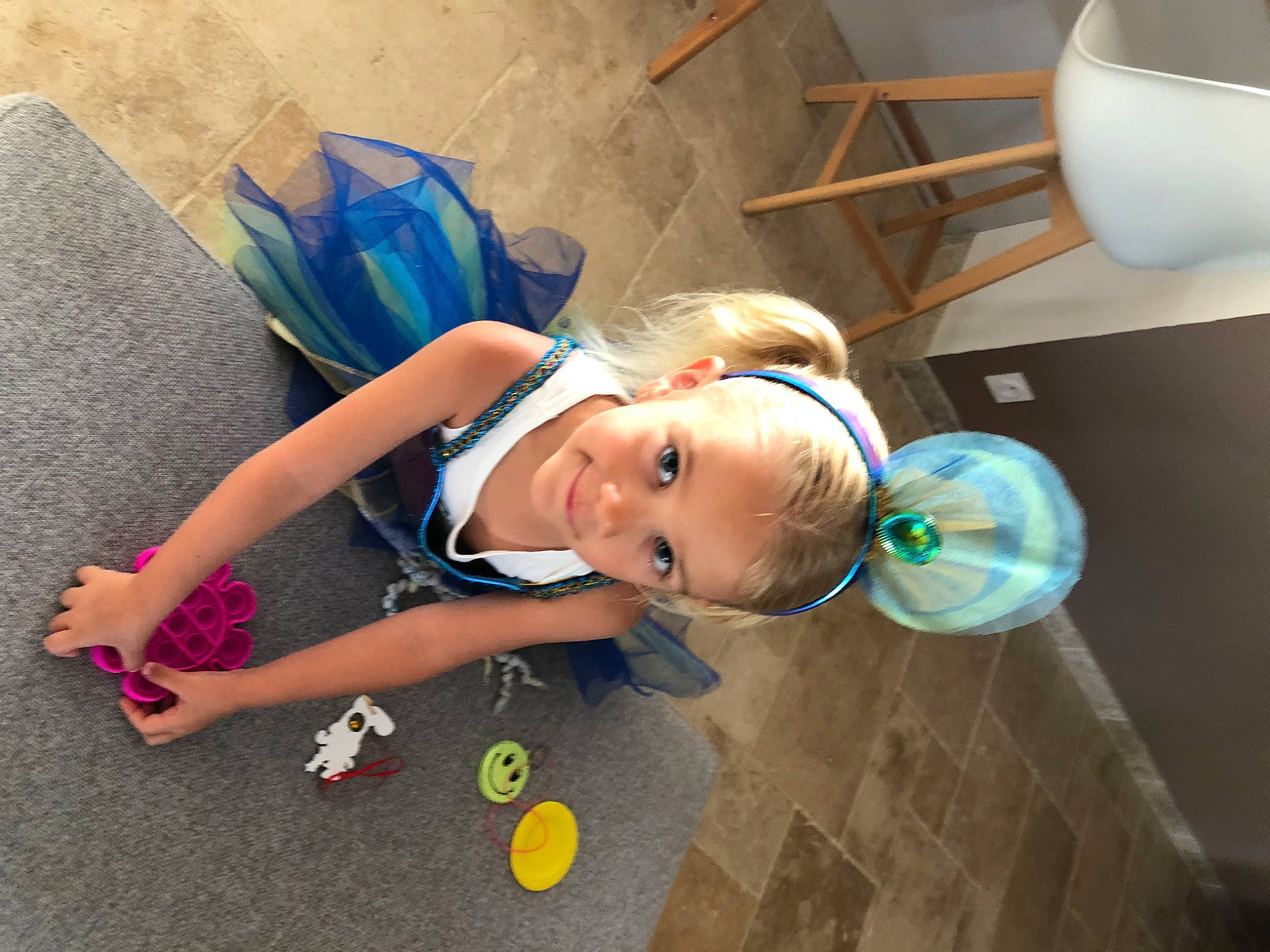 Meryl participe au concours pour gagner de l'argent avec cette photo : baby, child, electric_blue, flooring, fun, happy, hat, human_leg, knee, leisure, person, personal_protective_equipment, play, room, smile, toddler, toy