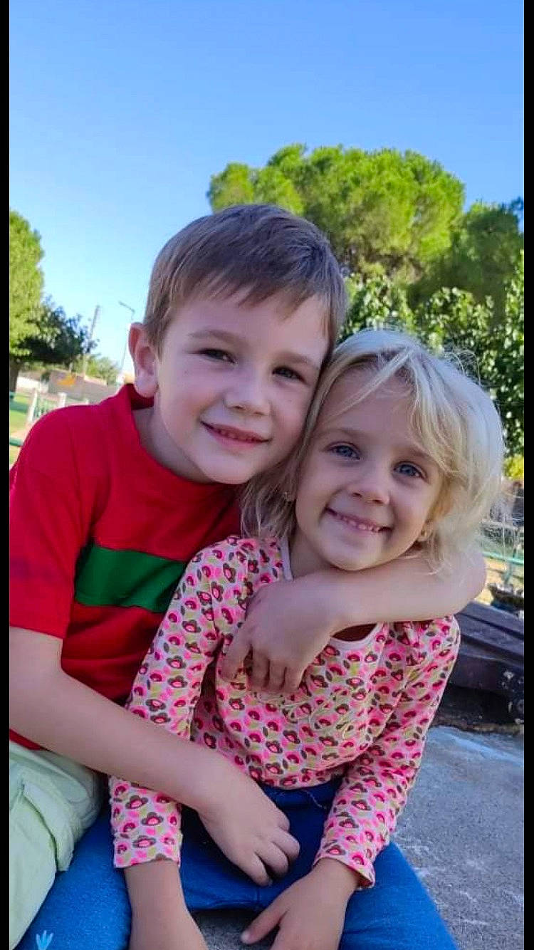 Meryl participe au concours pour gagner de l'argent avec cette photo : face, facial_expression, friendship, fun, gesture, grass, happy, iris, joy, leisure, magenta, people, people_in_nature, person, pink, plant, recreation, sky, smile, summer