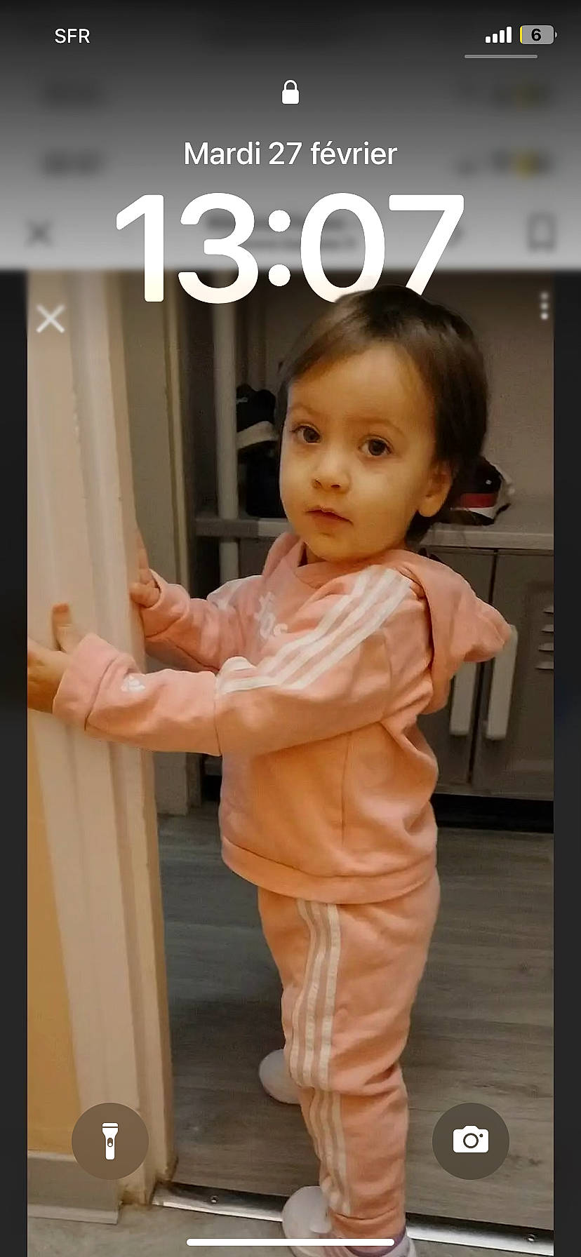 Rihanna a rejoint le concours — aidez-le/la à gagner de superbes lots ! abdomen, baby, baby_toddler_clothing, child, door, finger, flooring, formal_wear, gesture, happy, peach, person, photo_caption, room, sitting, sleeve, standing, thumb, toddler, wood