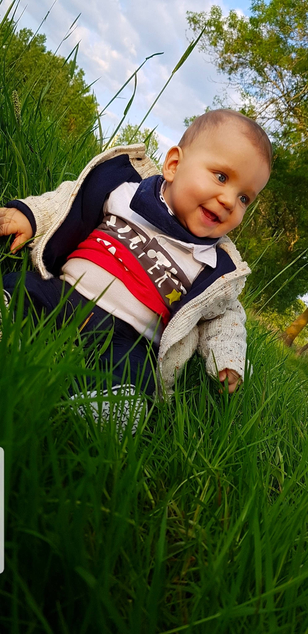 Lorik a rejoint le concours — aidez-le/la à gagner de superbes lots ! baby, botany, child, grass, grass_family, happy, lawn, meadow, person, plant, play, sitting, toddler