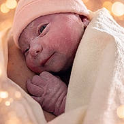 Arya participe au concours pour gagner de l'argent avec cette photo : newborn, baby, infant, face, hat, blanket, skin, hand, close_up, portrait, cute, wrapped, sleeping, soft, warm, bokeh, lights, newborn_baby, newborn_infant, newborn_wrapped