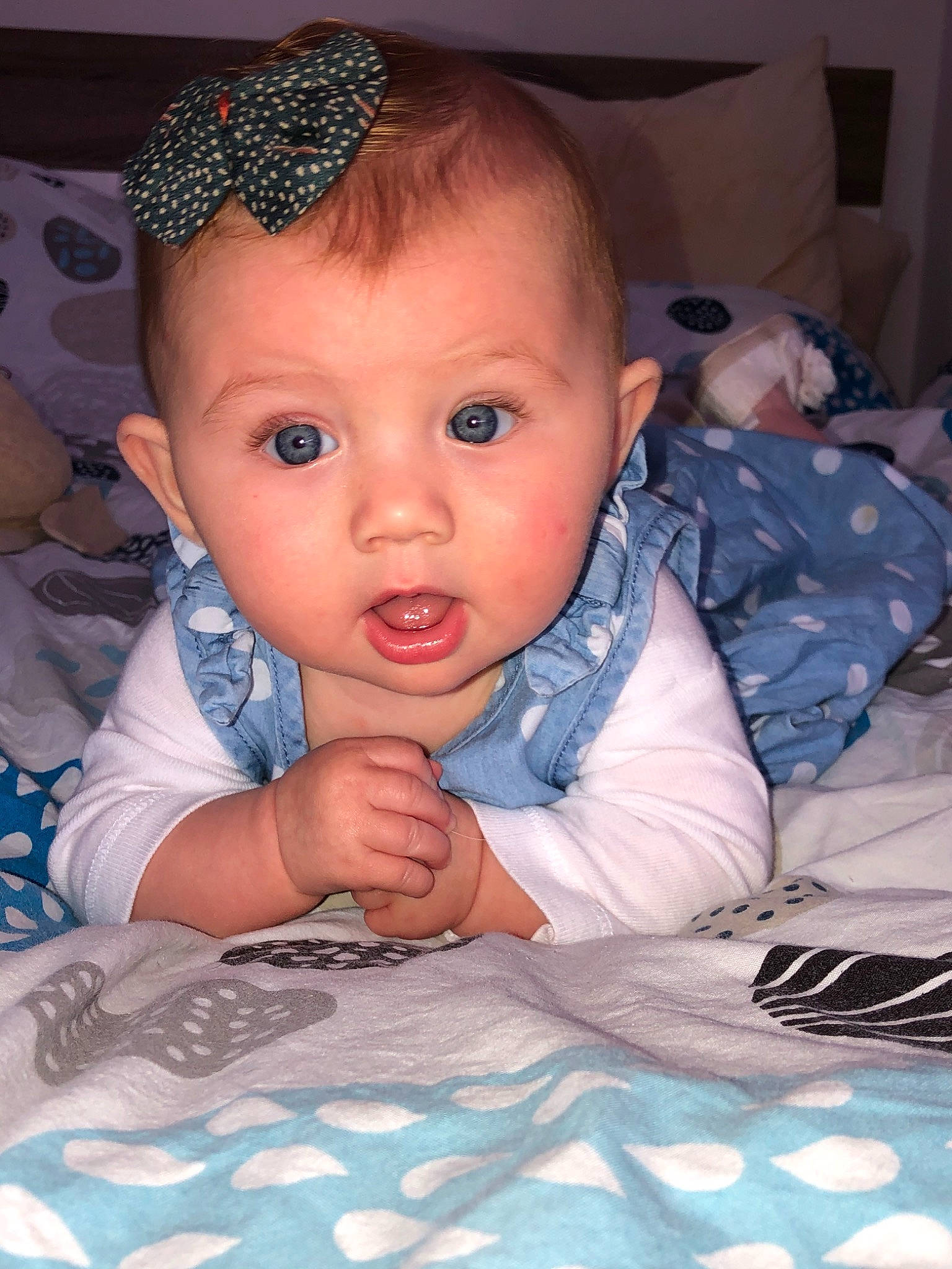 Lilou a rejoint le concours — aidez-le/la à gagner de superbes lots ! baby, cheek, child, chin, ear, eye, eyebrow, face, forehead, hair_accessory, head, iris, lip, nose, person, skin, smile, surprise, toddler, tummy_time