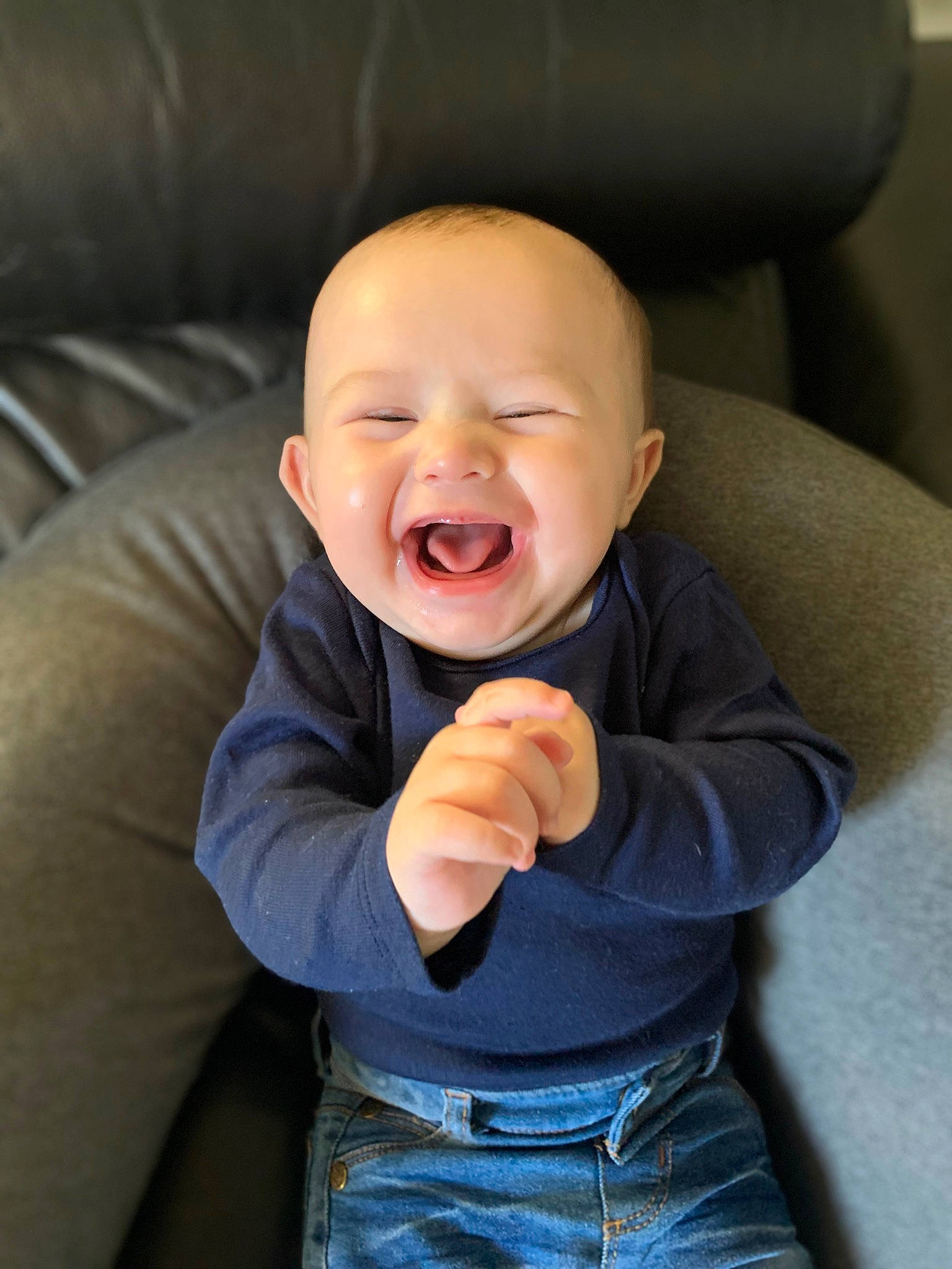 Enzo a rejoint le concours — aidez-le/la à gagner de superbes lots ! baby, baby_toddler_clothing, cheek, comfort, eye, face, finger, gesture, happy, human_body, lip, mammal, mouth, neck, nose, person, skin, sleeve, smile, textile