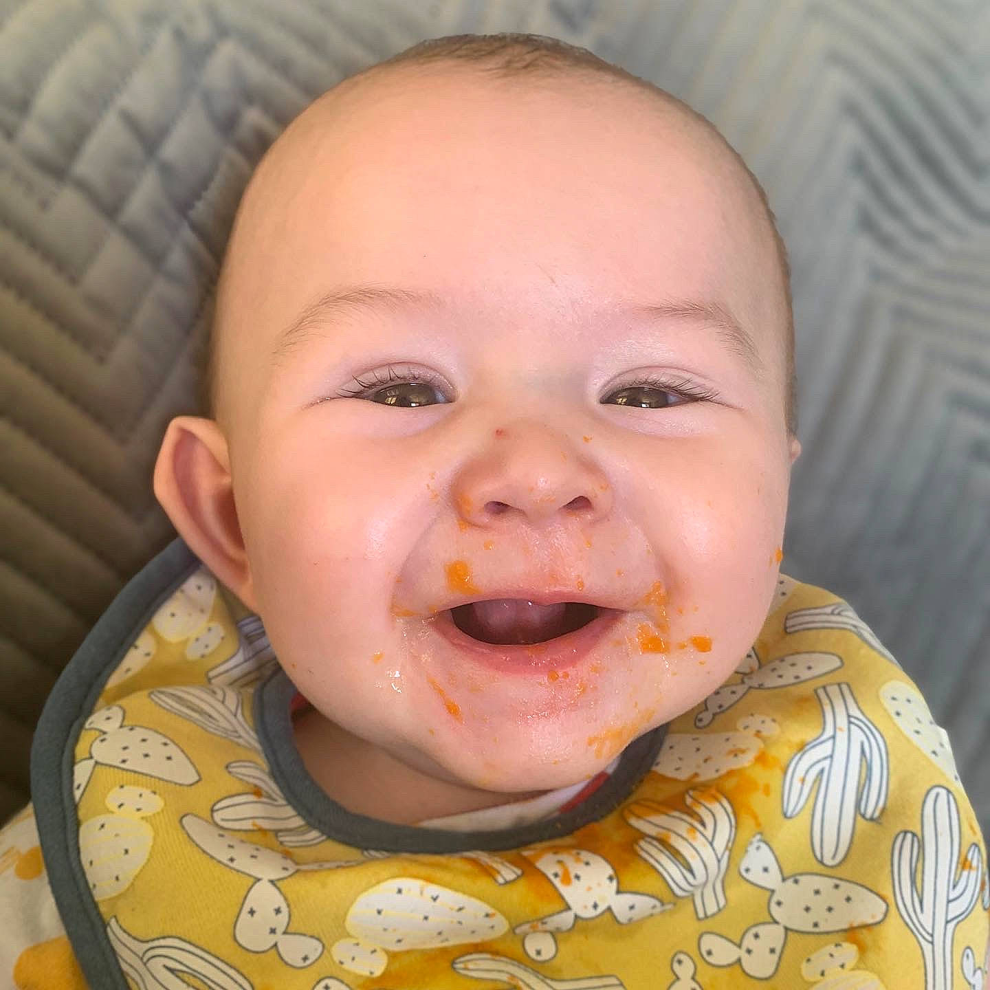 Enzo a rejoint le concours — aidez-le/la à gagner de superbes lots ! baby, baby_laughing, baby_toddler_clothing, bib, cheek, chin, ear, eyelash, happy, iris, jaw, lip, mouth, nose, organ, person, skin, sleeve, smile, toddler