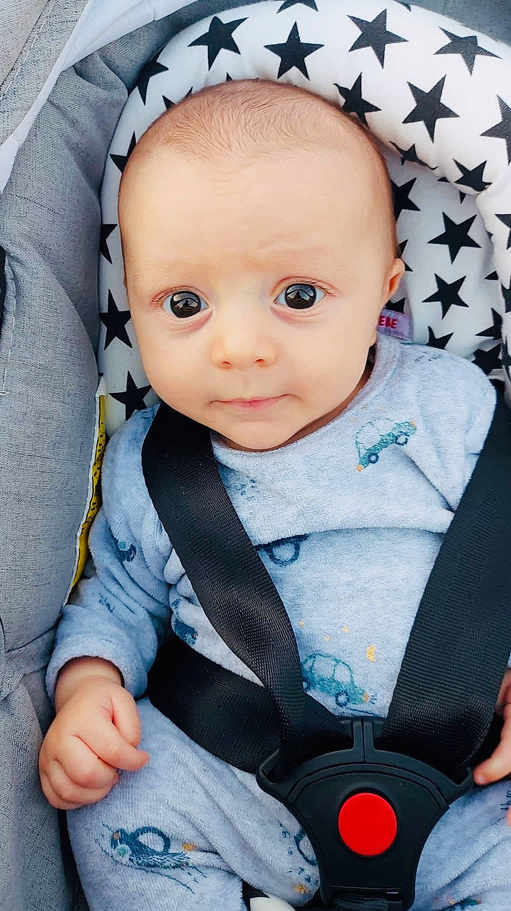 Nassim a rejoint le concours — aidez-le/la à gagner de superbes lots ! azure, baby, baby_carriage, baby_in_car_seat, baby_products, baby_safety, baby_toddler_clothing, cheek, child, comfort, electric_blue, happy, iris, linens, person, product, sitting, skin, sleeve, textile