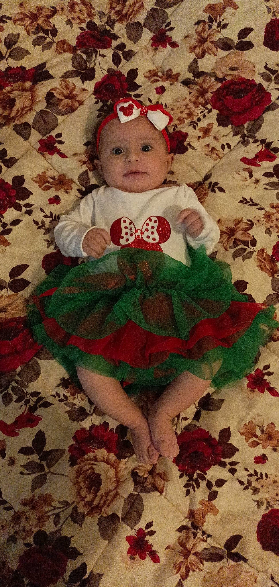 Lucie a rejoint le concours — aidez-le/la à gagner de superbes lots ! baby, baby_toddler_clothing, cheek, child, costume_hat, day_dress, dress, embellishment, face, happy, headband, leaf, magenta, pattern, person, petal, pink, ruffle, sleeve, smile