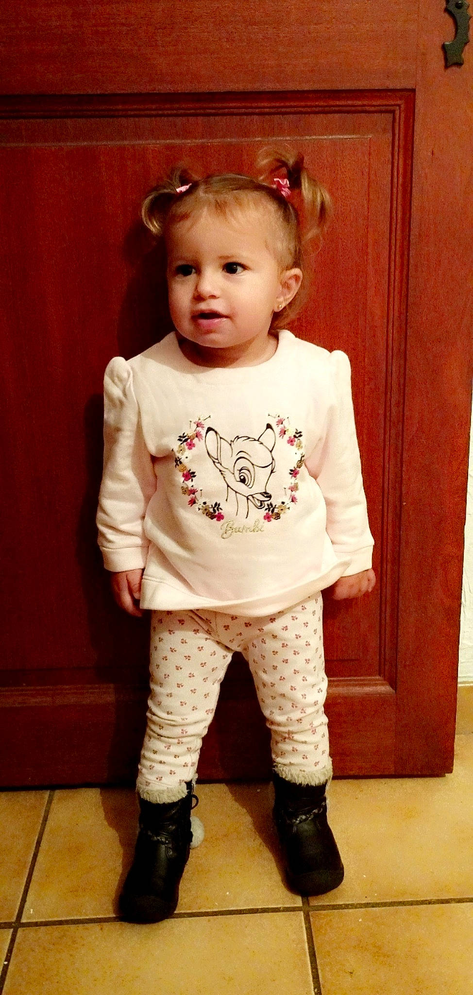 Lucie participe au concours pour gagner de l'argent avec cette photo : baby, baby_toddler_clothing, cheek, child, cool, face, fashion_accessory, hairstyle, happy, head, magenta, pattern, peach, person, pink, skin, sleeve, smile, t_shirt, toddler