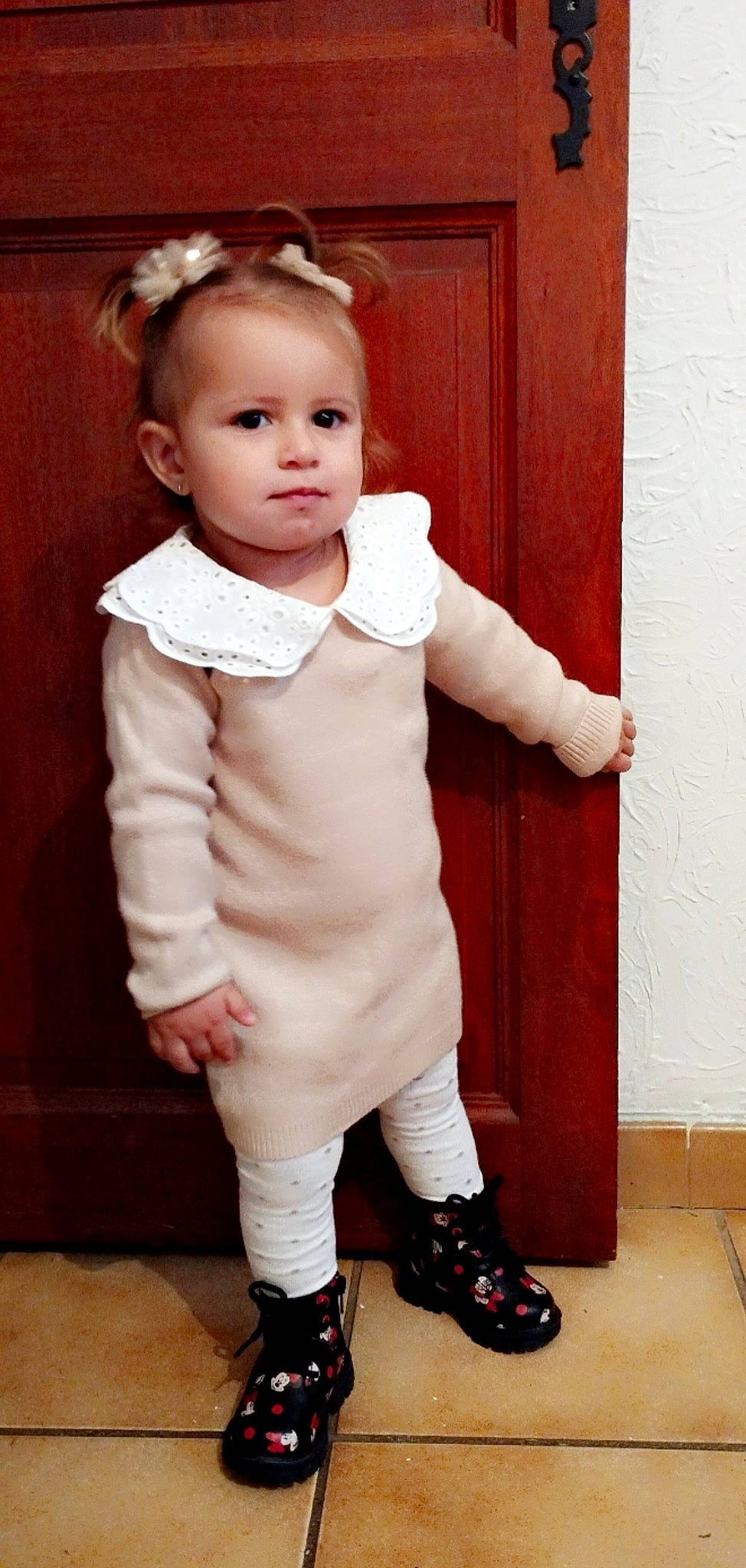 Lucie participe au concours pour gagner de l'argent avec cette photo : baby_toddler_clothing, boot, cheek, child, clothing, collar, face, fashion_design, formal_wear, fur, hairstyle, happy, neck, pattern, person, pink, sleeve, sock, standing, toddler