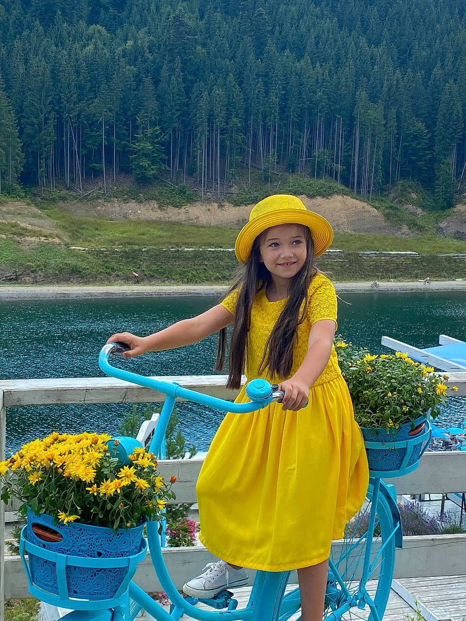 Veronica participe au concours pour gagner de l'argent avec cette photo : azure, blue, flower, flowerpot, fun, grass, happy, hat, headwear, joy, leisure, people_in_nature, person, plant, smile, summer, sun_hat, sunglasses, travel, tree