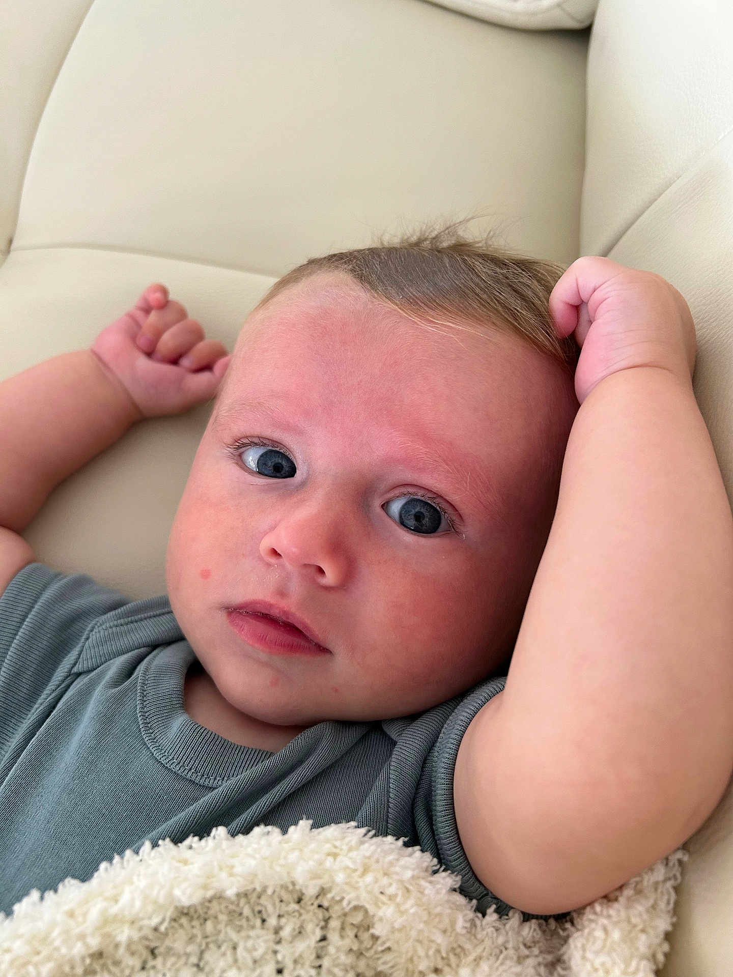 Roman a rejoint le concours — aidez-le/la à gagner de superbes lots ! baby, infant, face, blue_eyes, arm, blanket, cushion, clothing, closeup, expression, furniture, head, laying, looking, person, portrait, skin, soft, toddler, young_child