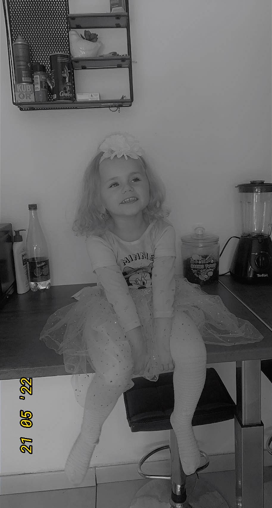 Marion a rejoint le concours — aidez-le/la à gagner de superbes lots ! beauty, black, black_and_white, blond, bottle, fun, furniture, hairstyle, human_leg, joy, knee, leg, monochrome, monochrome_photography, person, shorts, smile, snapshot, standing, style