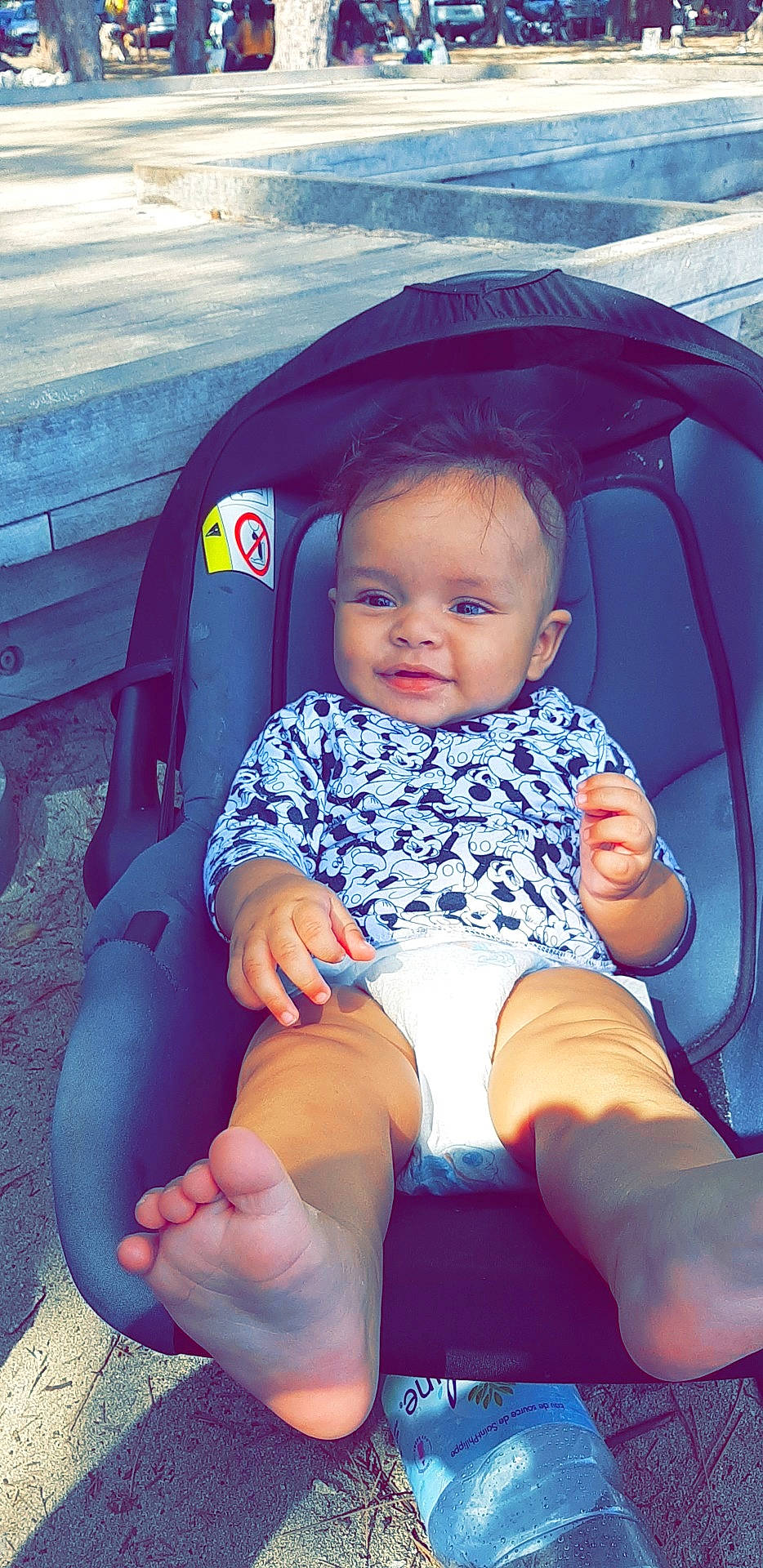 Kenji participe au concours pour gagner de l'argent avec cette photo : baby, baby_in_car_seat, baby_products, child, cool, finger, fun, leg, person, play, product, sitting, skin, smile, toddler