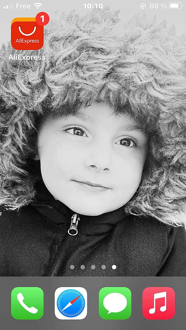 Juliano participe au concours pour gagner de l'argent avec cette photo : black, cool, eye, eyebrow, eyelash, facial_expression, fashion, flash_photography, fur_clothing, hairstyle, happy, headgear, headwear, iris, lip, outerwear, person, photograph, smile, style