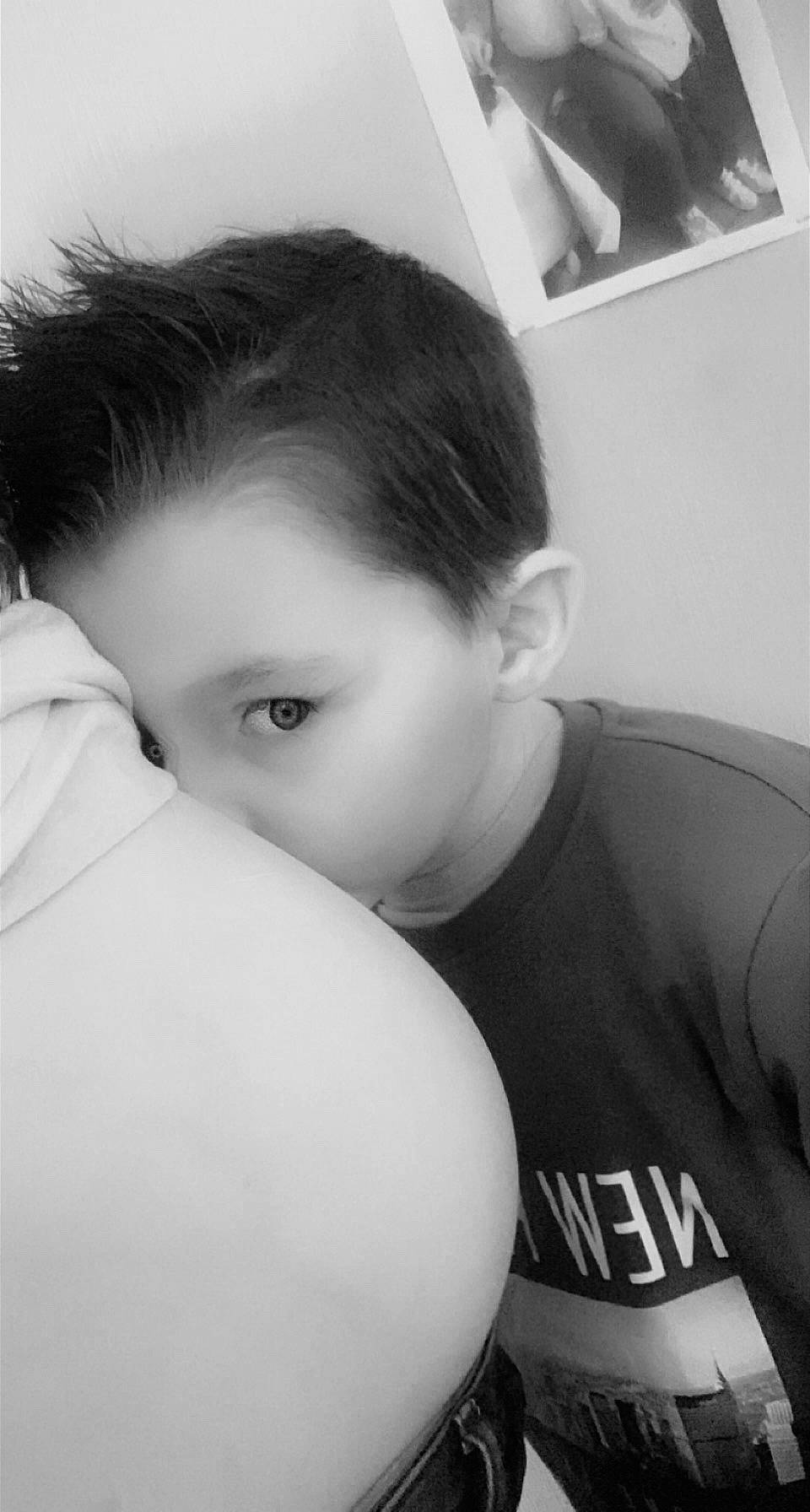 Juliano participe au concours pour gagner de l'argent avec cette photo : arm, black_and_white, black_hair, ear, elbow, eyebrow, eyelash, flash_photography, forehead, gesture, hairstyle, happy, jaw, joint, mouth, neck, nose, person, shoulder, skin