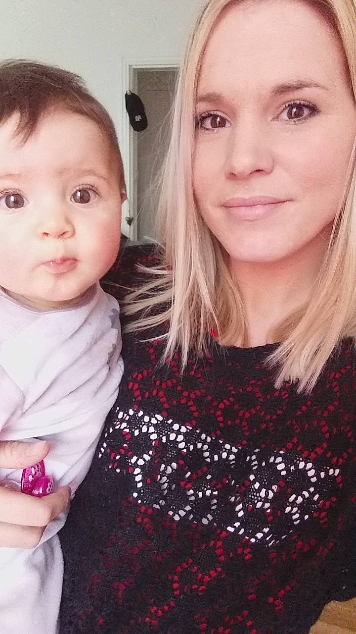 Emy participe au concours pour gagner de l'argent avec cette photo : baby, blond, cheek, child, daughter, eye, eyebrow, face, forehead, hair, head, iris, lip, mother, nose, person, photography, selfie, skin, smile