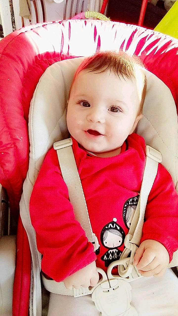 Emy participe au concours pour gagner de l'argent avec cette photo : baby, baby_carriage, baby_in_car_seat, baby_products, baby_toddler_clothing, car_seat, cheek, child, outerwear, person, pink, product, skin, toddler