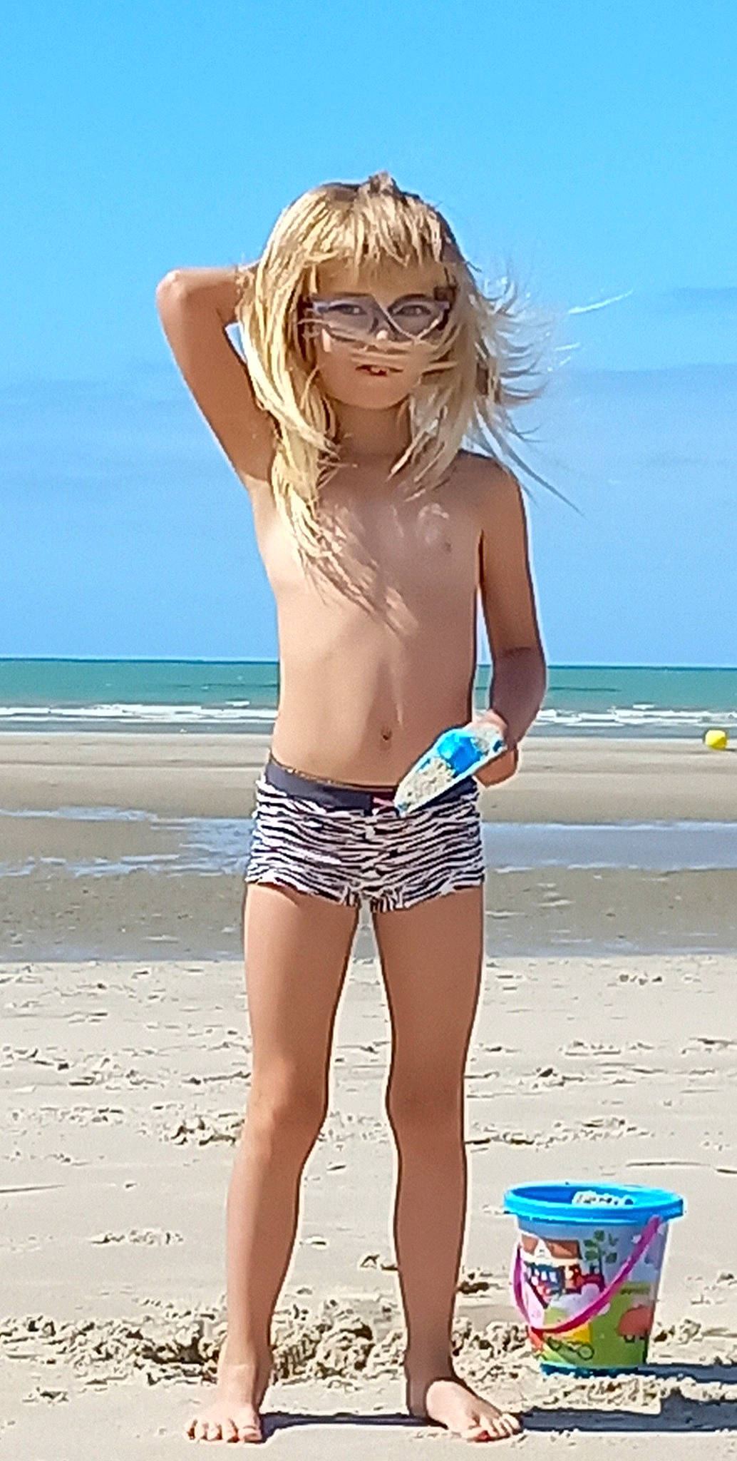 Maeva a rejoint le concours — aidez-le/la à gagner de superbes lots ! azure, beach, blue, hair, hairstyle, horizon, leg, long_hair, natural_environment, people_on_beach, shorts, sky, summer, surfer_hair, swimsuit_top, swimwear, thigh, undergarment, waist, water