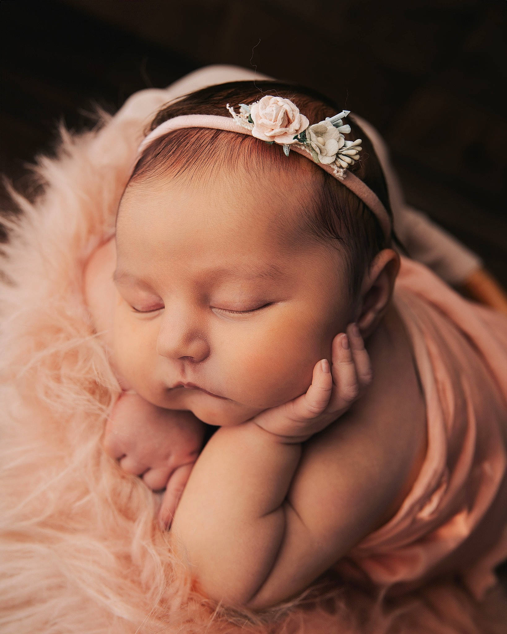 Chloé participe au concours pour gagner de l'argent avec cette photo : baby, baby_toddler_clothing, cheek, ear, eye, eyebrow, eyelash, flash_photography, gesture, grass, happy, head, headband, headgear, headpiece, iris, jewellery, lip, person, skin