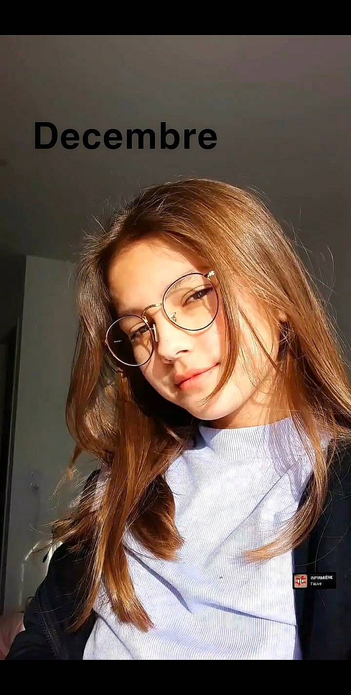 Chiara participe au concours pour gagner de l'argent avec cette photo : cheek, chin, cool, eyebrow, eyelash, eyewear, face, flash_photography, forehead, gesture, glasses, happy, iris, jaw, lip, mouth, nose, person, skin, sleeve