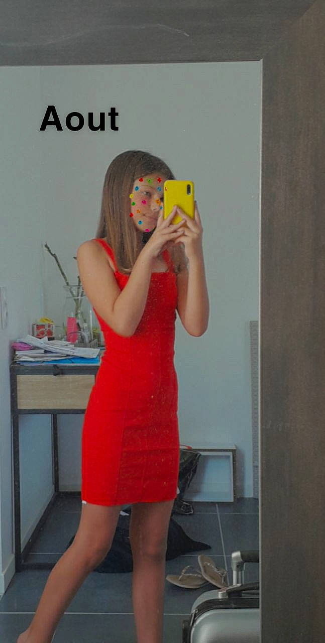 Chiara participe au concours pour gagner de l'argent avec cette photo : abdomen, arm, blond, elbow, electric_blue, finger, gesture, happy, human_leg, jewellery, joint, knee, long_hair, neck, person, sleeve, smile, street_fashion, thigh, trunk