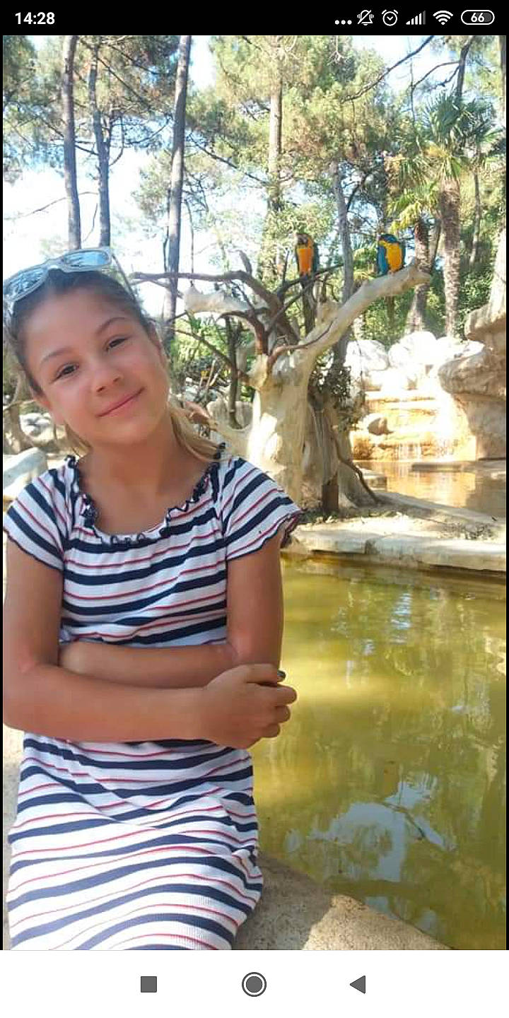 Zelina a rejoint le concours — aidez-le/la à gagner de superbes lots ! fawn, joy, person, pond, smile, tree, vacation